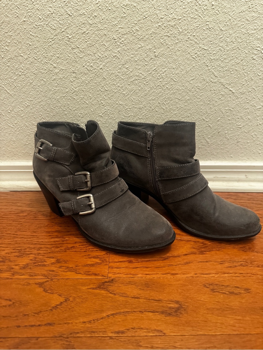 Crown Vintage Gray Triple Buckle Moto Ankle Boots Side Zip Women’s Size 10